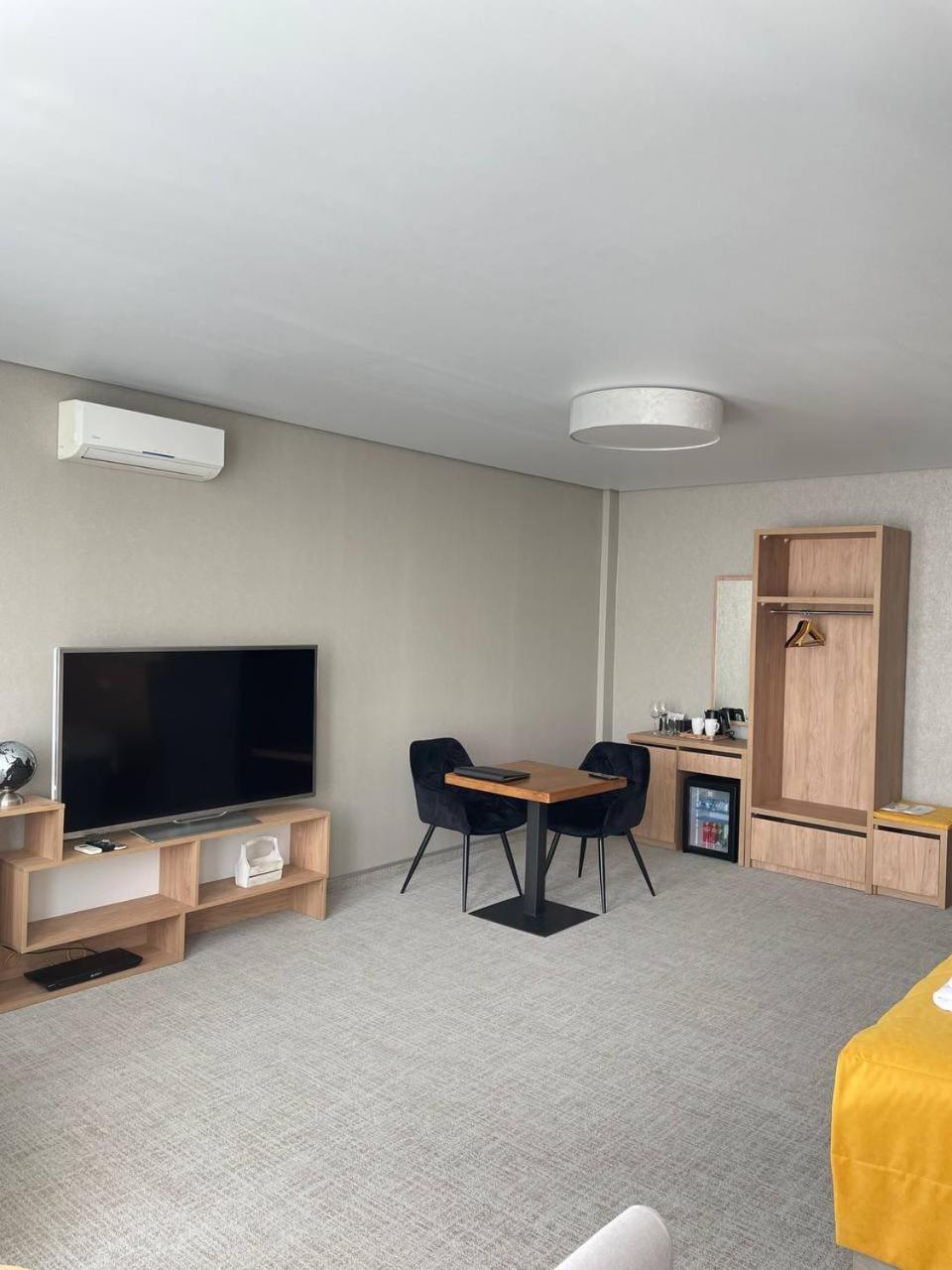 Space Apart Hotel Lutsk Eksteriør bilde